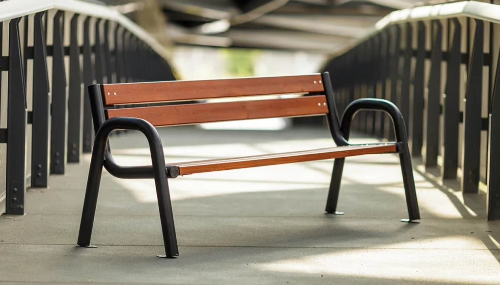 Parkové lavičky z ocele alebo liatiny?