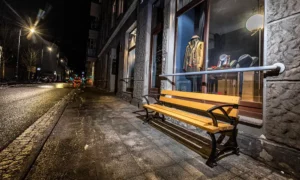 Lavička Lodž s lakťovou opierkou