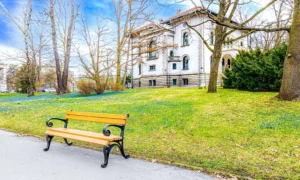 Lavička Viedenská s lakťovou opierkou