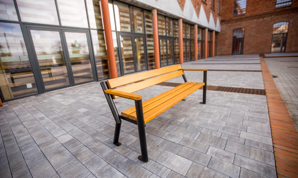 Lavička Gladiator s drevenou lakťovou opierkou