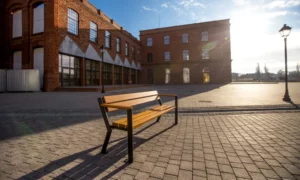 Lavička Gladiator s drevenou lakťovou opierkou