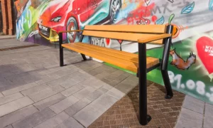 Lavička Gladiator s drevenou lakťovou opierkou