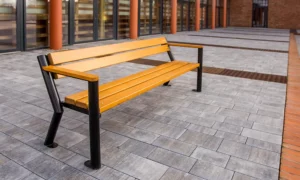 Lavička Gladiator s drevenou lakťovou opierkou