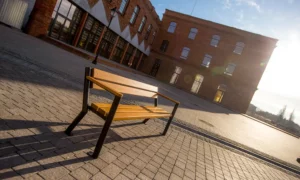 Lavička Gladiator s drevenou lakťovou opierkou