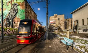 Lavička Gladiator s drevenou lakťovou opierkou