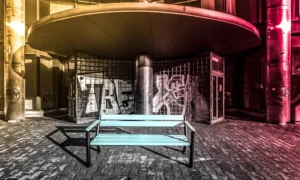 Lavička Gladiator s drevenou lakťovou opierkou