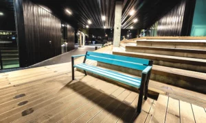 Lavička Gladiator s drevenou lakťovou opierkou