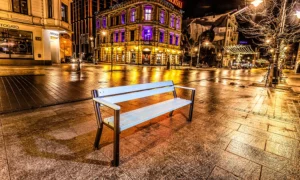 Lavička Gladiator s drevenou lakťovou opierkou