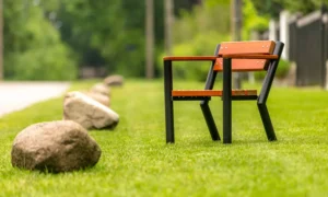 Parková stolička Gladiator s drevenou lakťovou opierkou