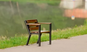 Parková stolička Gladiator s drevenou lakťovou opierkou