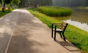 Parková stolička Gladiator s drevenou lakťovou opierkou