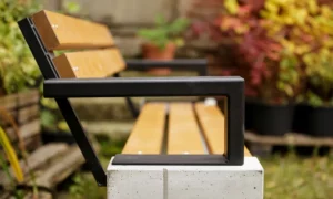 Lavička Roma s lakťovou opierkou