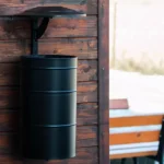 Odpadkový kôš Urban na stenu so strieškou