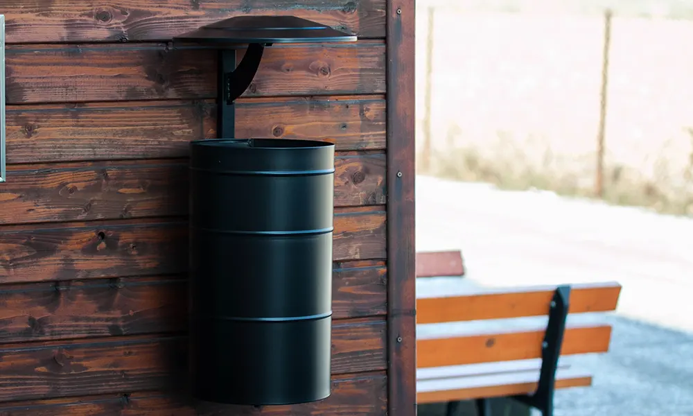 Odpadkový kôš Urban na stenu so strieškou