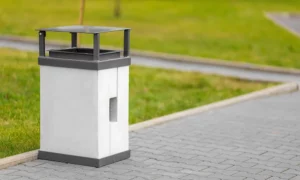 Odpadkový kôš Roma so stíškou