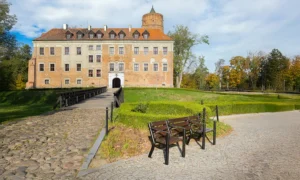 Lavička Agora s priestorom pre invalidný vozík