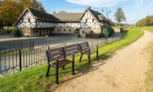 Lavička Agora s priestorom pre invalidný vozík