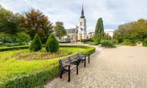 Lavička Agora s priestorom pre invalidný vozík